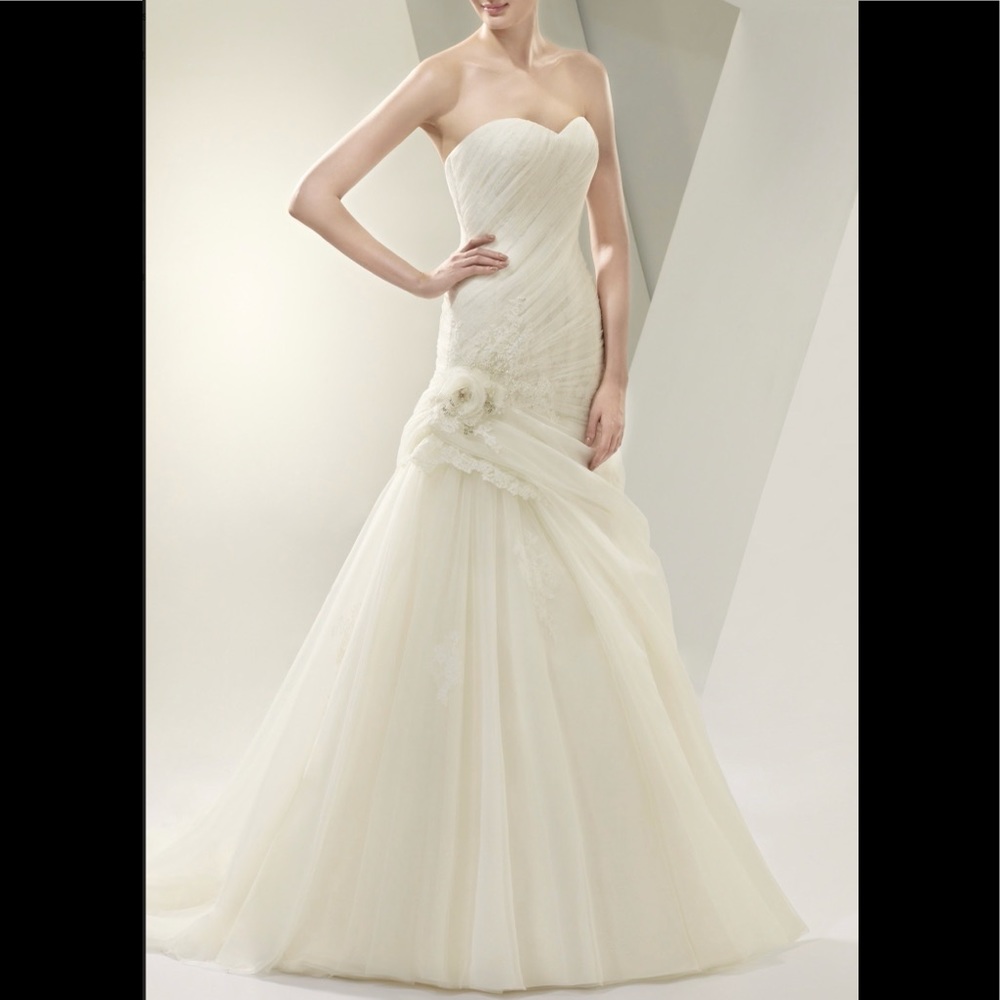 Ivory Enzoani Wedding Gown - Picture 11 of 12